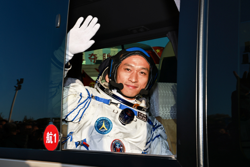 神舟十七号载人飞行任务航天员乘组出征仪式在酒泉卫星发射中心举行