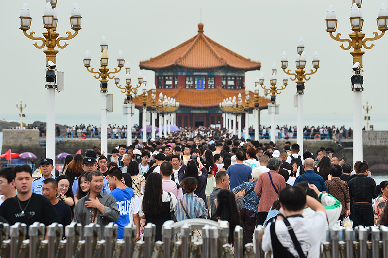 迈向更加光明的未来——各界群众欢度国庆