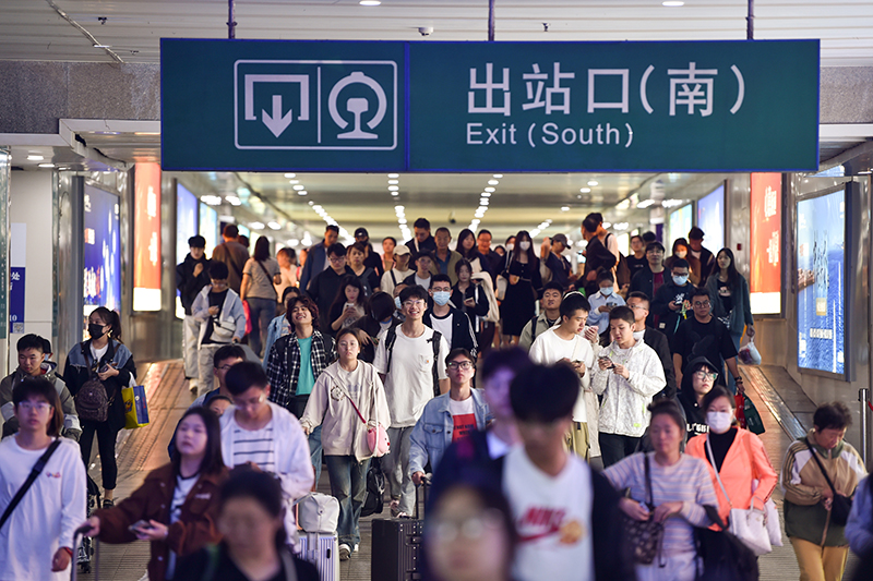 假期进入尾声 各地迎来返程高峰