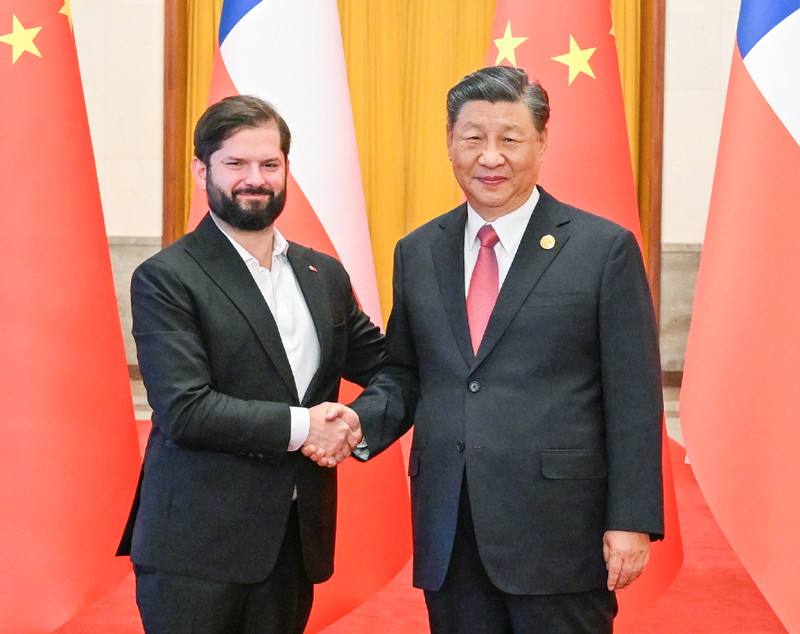 习近平同智利总统博里奇会谈