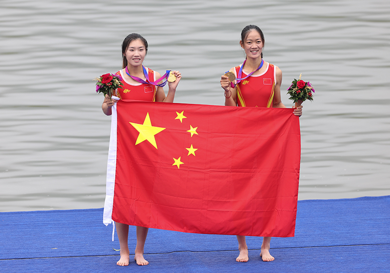 迈向更加光明的未来——各界群众欢度国庆