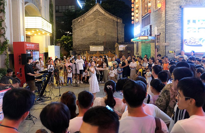广西南宁：假日带火夜经济