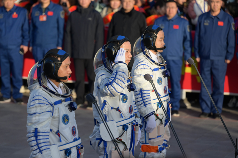 神舟十七号载人飞行任务航天员乘组出征仪式在酒泉卫星发射中心举行