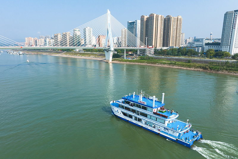 我国首艘氢能源船舶“三峡氢舟1”号首航