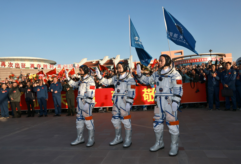神舟十七号载人飞行任务航天员乘组出征仪式在酒泉卫星发射中心举行