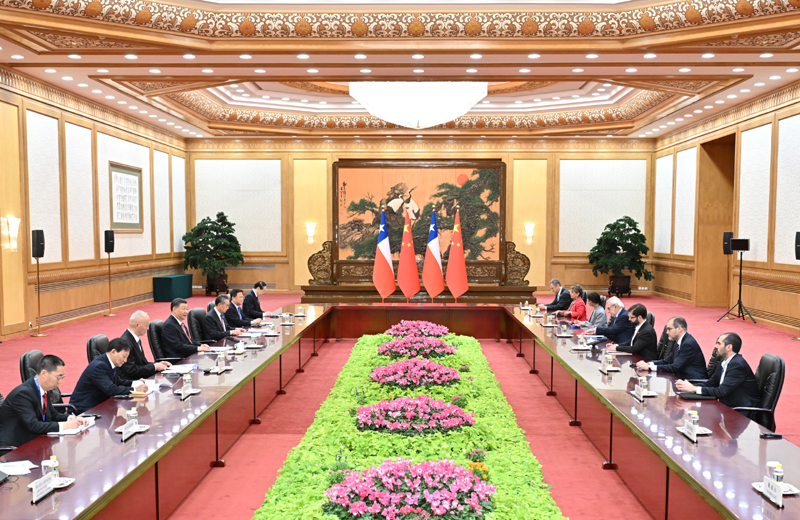 习近平同智利总统博里奇会谈