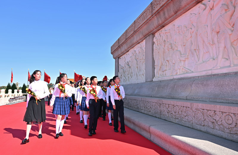 烈士纪念日向人民英雄敬献花篮仪式在京隆重举行