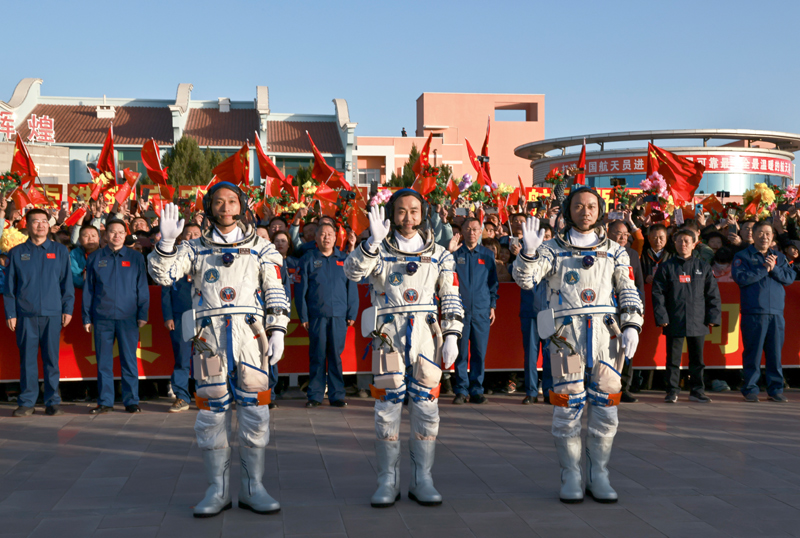 神舟十七号载人飞行任务航天员乘组出征仪式在酒泉卫星发射中心举行