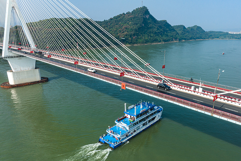 我国首艘氢能源船舶“三峡氢舟1”号首航