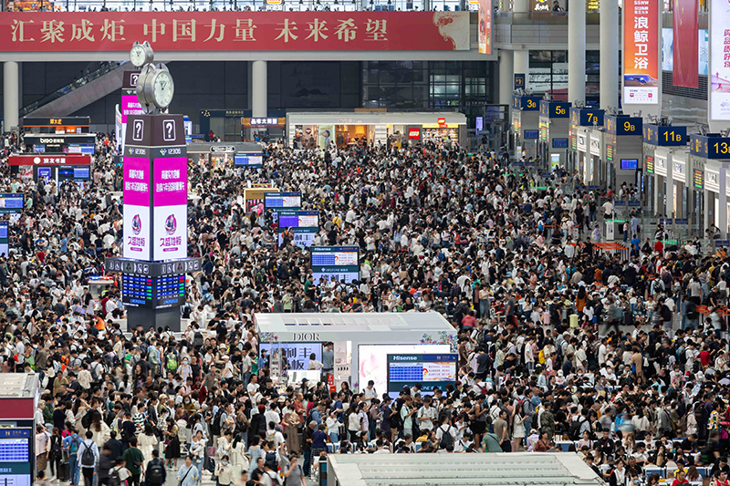 迈向更加光明的未来——各界群众欢度国庆