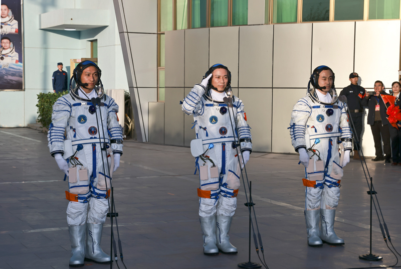 神舟十七号载人飞行任务航天员乘组出征仪式在酒泉卫星发射中心举行