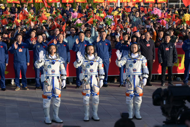 神舟十七号载人飞行任务航天员乘组出征仪式在酒泉卫星发射中心举行