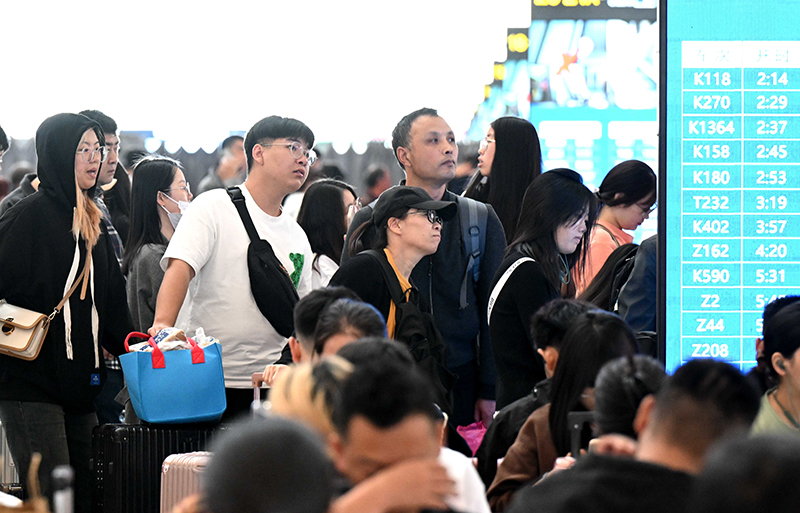 假期进入尾声 各地迎来返程高峰