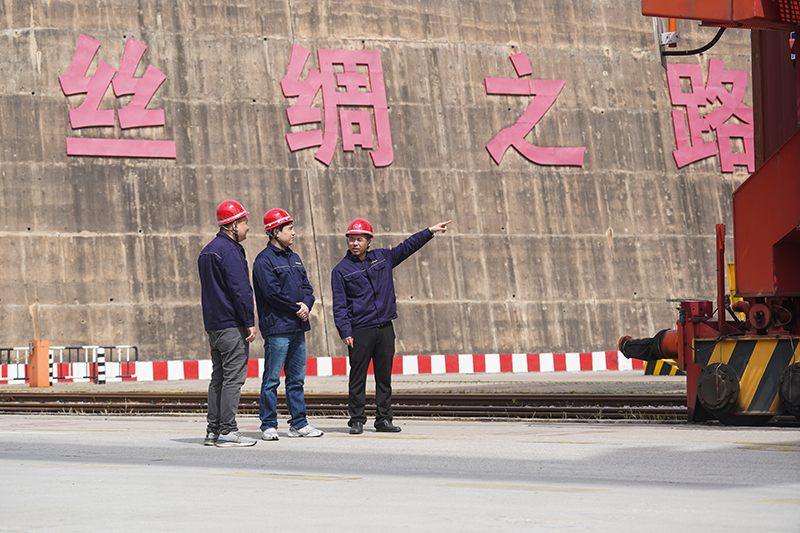 一带一路“双城迹”：山与海的相连