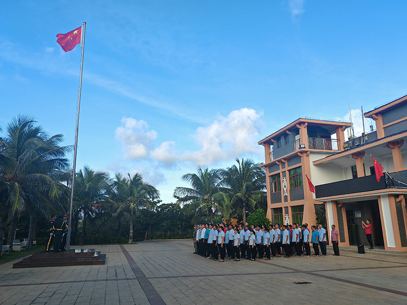 迈向更加光明的未来——各界群众欢度国庆