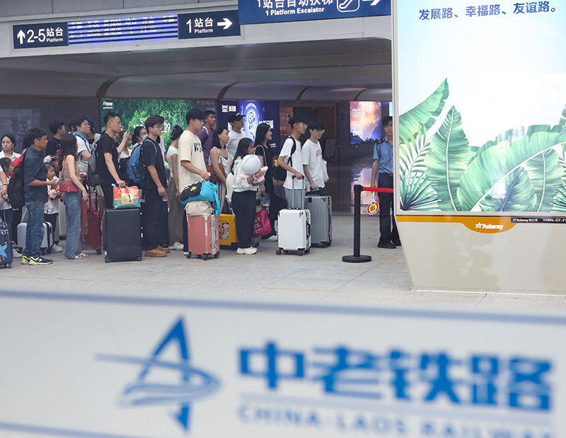 假期进入尾声 各地迎来返程高峰