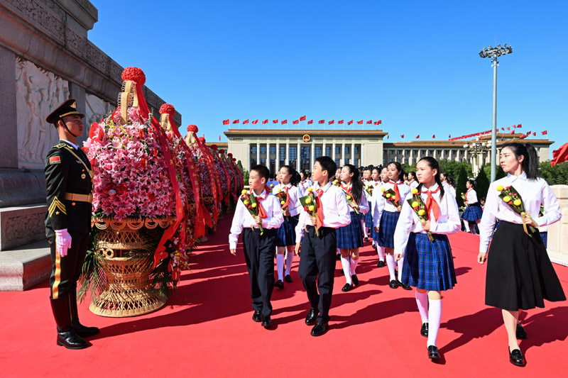 烈士纪念日向人民英雄敬献花篮仪式在京隆重举行