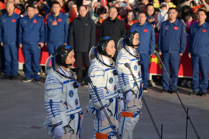 神舟十七号载人飞行任务航天员乘组出征仪式在酒泉卫星发射中心举行