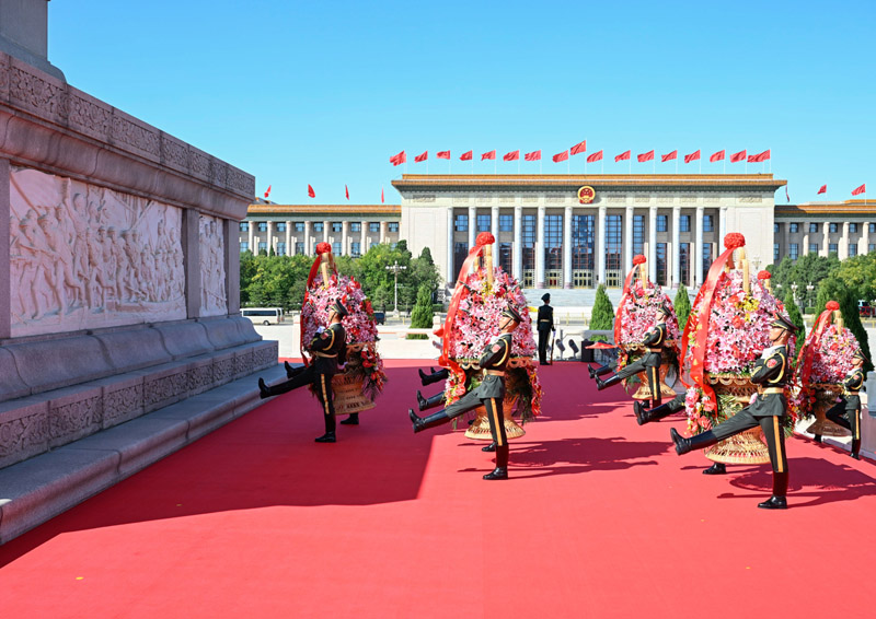烈士纪念日向人民英雄敬献花篮仪式在京隆重举行