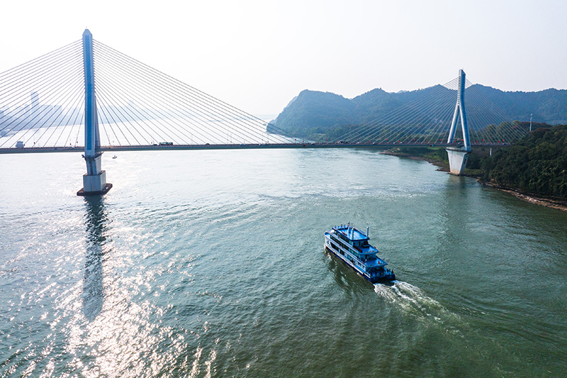 我国首艘氢能源船舶“三峡氢舟1”号首航