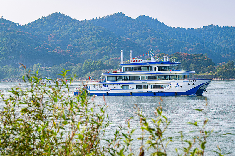 我国首艘氢能源船舶“三峡氢舟1”号首航