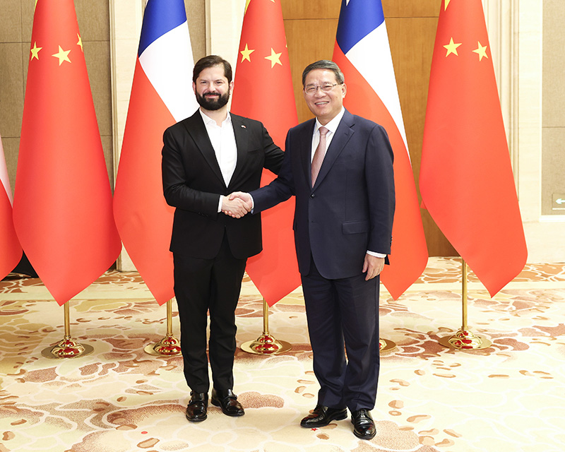 李强会见智利总统博里奇