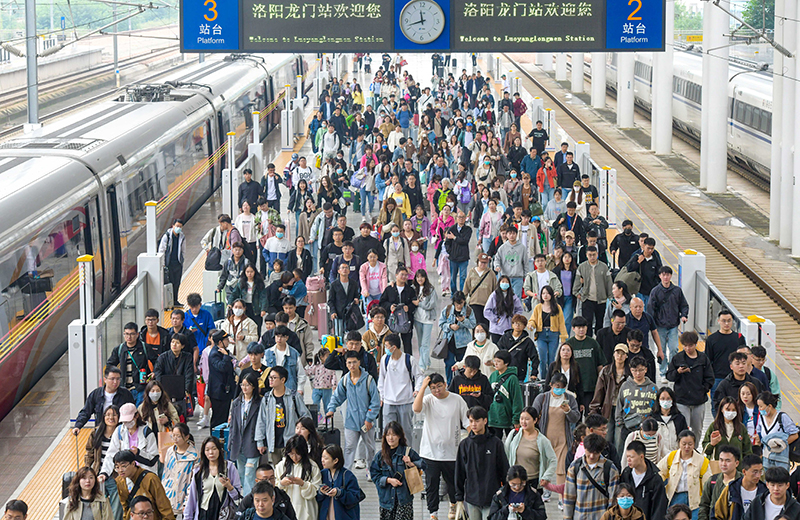 假期进入尾声 各地迎来返程高峰