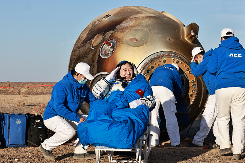 神舟辞星汉 东风迎客归——写在神舟十六号载人飞船胜利返回之际