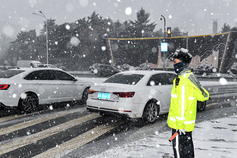 长春“以雪为令”积极应对降雪寒潮
