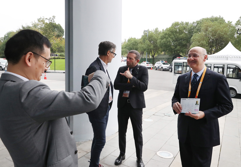 第六届进博会公安出入境服务升级加速