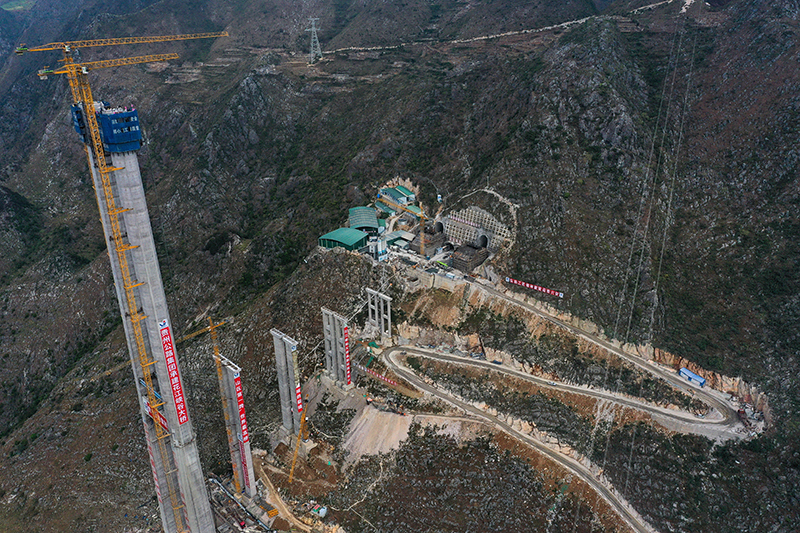 贵州：“地球裂缝”上建世界级大桥