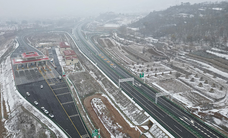 临大高速公路全线开通运行