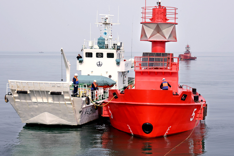 青岛：海上换标保航行安全