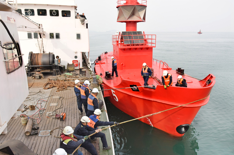 青岛：海上换标保航行安全