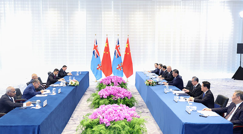 习近平会见斐济总理兰布卡