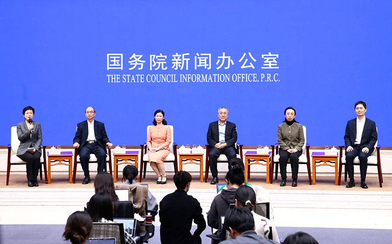国新办举行中国援外医疗队群体代表中外记者见面会
