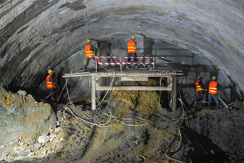 桑龙高速公路控制性工程金家坡二号隧道贯通