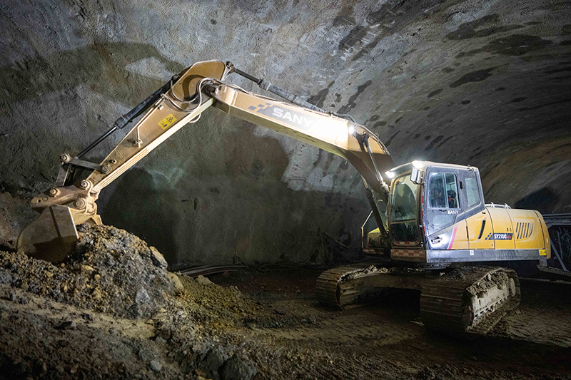 桑龙高速公路控制性工程金家坡二号隧道贯通