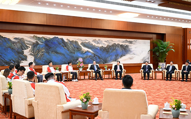 丁薛祥会见“港澳青年看祖国”各界港澳青年代表交流团