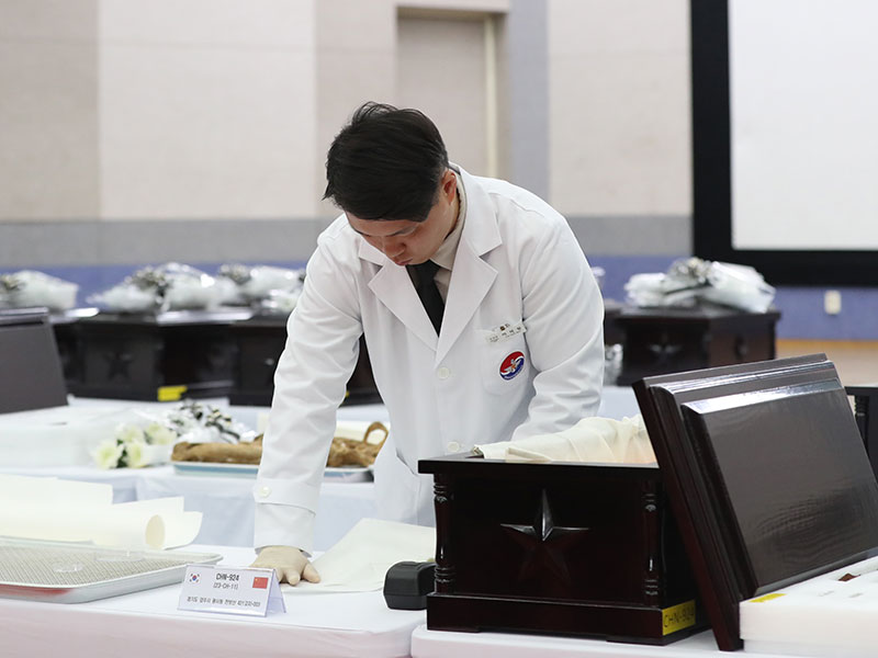 第十批在韩中国人民志愿军烈士遗骸装殓仪式在韩国仁川举行
