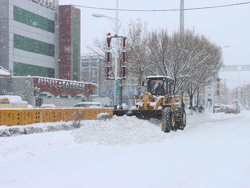 霍林郭勒：暴雪中坚守岗位