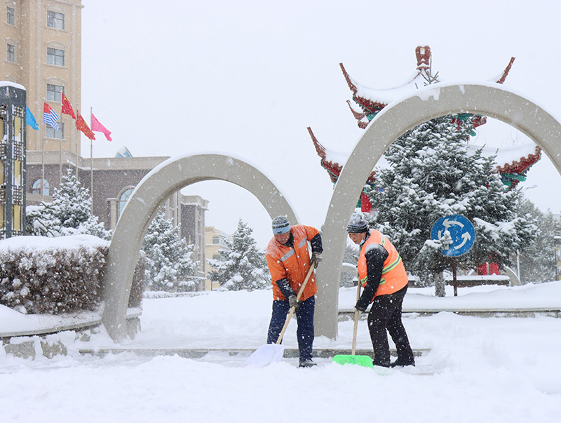 霍林郭勒：暴雪中坚守岗位