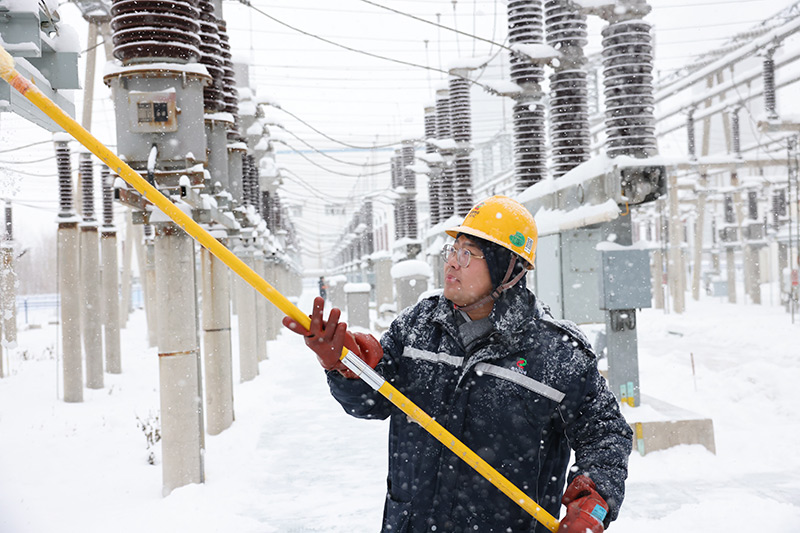 霍林郭勒：暴雪中坚守岗位
