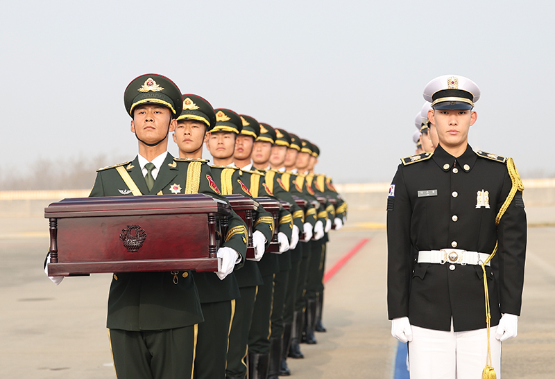 中韩双方交接第十批在韩中国人民志愿军烈士遗骸