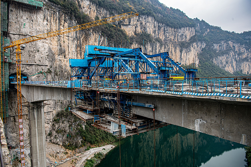 绝壁出蛟龙——渝湘复线高速阿蓬江大桥即将全桥合龙