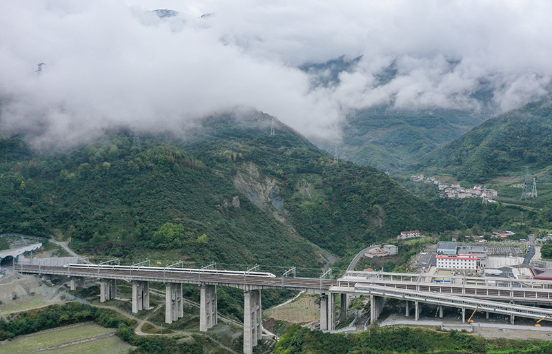 川青铁路四川首段贯通运营
