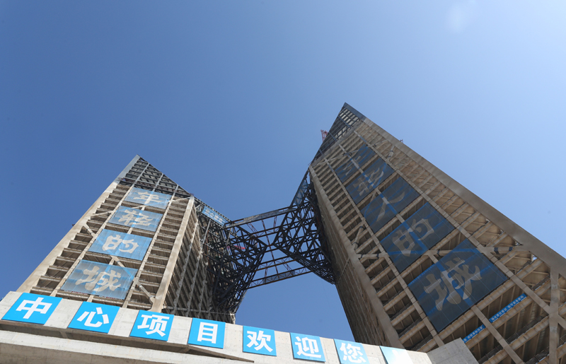 上海：临港新片区西岛金融中心钢结构锥体提升完成