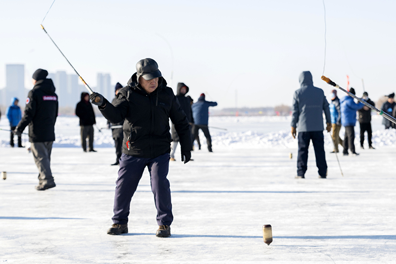 哈尔滨采冰节启幕 冰城进入采冰季