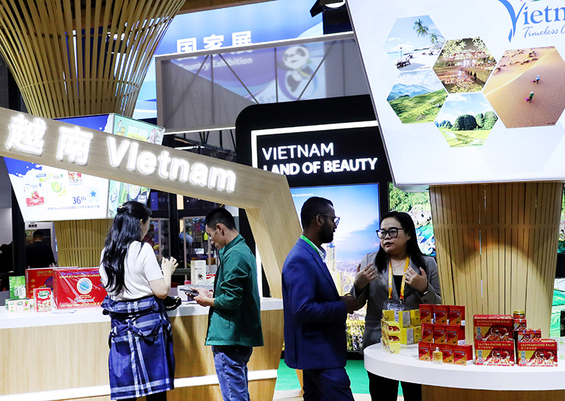 为中越关系发展定向把舵 推动亚太共同发展繁荣——写在习近平总书记即将对越南进行国事访问之际