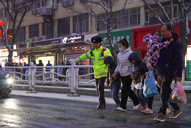 乌鲁木齐：坚守风雪中 护佑平安路